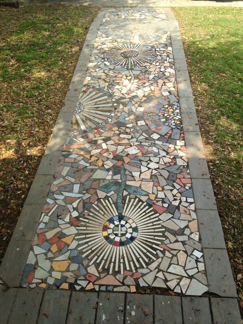 Cottage Walkway Ideas, Sidewalk Mosaics, Recycled Pathway Ideas, Garden Tiles Ideas, Rock Mosaic Path, Mosaic Rock Pathway, Mosaic Pebble Path, Mosaic Design Ideas, Sidewalk Design