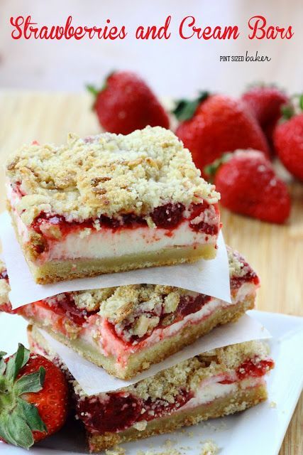 My family LOVES these Strawberries and Cream Crumble Bars! They are so easy to make with just a few simple ingredients. Oreo Bars, Strawberry Cookie, Cookie Crumble, Coconut Dessert, Strawberry Pie Filling, Bolo Fit, Torte Cupcake, Crumble Bars, Dessert Bar Recipe