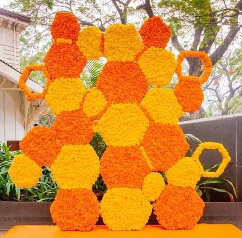 Mangalsnanam Decor, Honeycomb Backdrop, Marigold Decor, Mangala Snanam, Selfie Booth, Haldi Decoration Ideas, Ganpati Decor, Haldi Decoration, Mehendi Decor Ideas