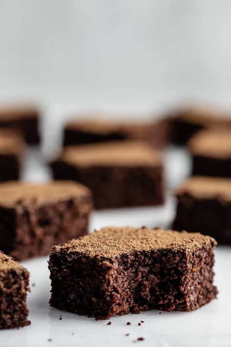 Healthy Quinoa Brownies Quinoa Brownies, Quinoa Desserts, Healthy Quinoa, Quinoa Healthy, Quinoa Recipes, Healthy Baking, Healthy Treats, Healthy Dessert, Clean Eating Snacks