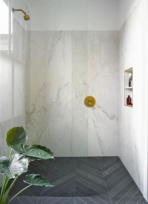 Herringbone Shower Floor, Drømme Bad, Black Marble Bathroom, Marble Bathroom Designs, Patterned Bathroom Tiles, Dekorere Bad, Marble Showers, Contemporary Shower, Shower Floor Tile