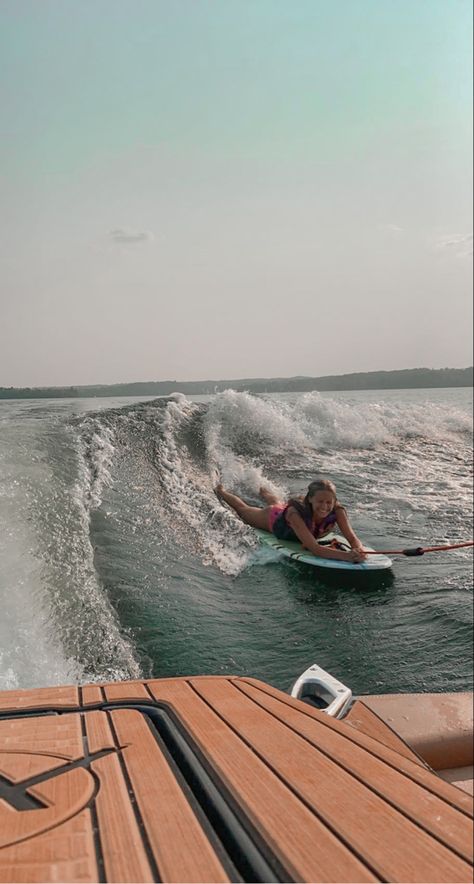 Boat Pictures Aesthetic, Boat Tubing, Boating Aesthetic, Boating Life, Surfing Aesthetic, Cute Beach Pictures, Lake Days, Boat Pics, Summer Picture Poses