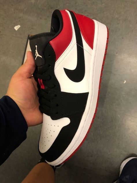 Sepatu Air Jordan, Sneaker Outfits, Sneaker Trend, Nike Shoes Air Force, Jordan Shoes Girls, All Nike Shoes, Shoes Sneakers Jordans, Nike Shoes Jordans, Streetwear Mode