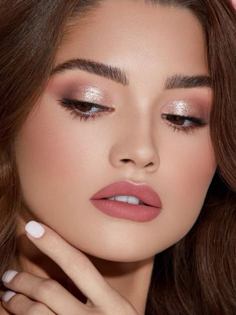 Makeup For Blush Pink Dress, Makeup Ideas Sparkle, Makeup For Parties, Glitter Glam Makeup, Makeup For Special Occasions, Glamorous Eye Makeup, Gradient Eyeshadow, Glittery Eye Makeup, Glittery Eyeshadow