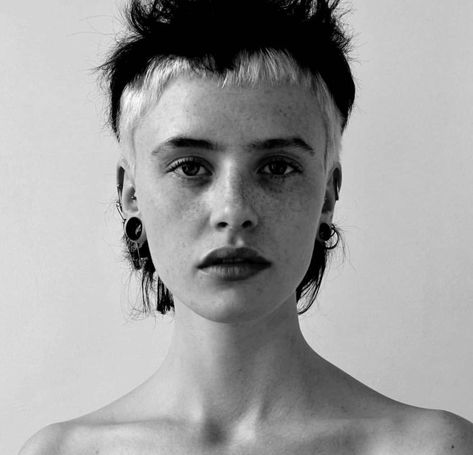 Androgeny Style Hair, Short Hair Sides Shaved, Chelsea Haircut Punk, Barber Haircuts For Women, Mullet Updo, Short 80s Hairstyles, Buzzcut Inspiration, Buzzcut Mullet, Punk Haircuts For Women