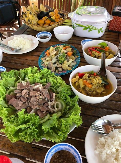 Cambodian Beef Lok Lak: authentic recipe - DINE WITH THE LOCALS Lok Lak Recipe, Beef Lok Lak, Cambodian Recipes, Cambodian Food, Khmer Food, Cucumbers And Onions, Eat Beef, Fried Beef, Restaurant Catering