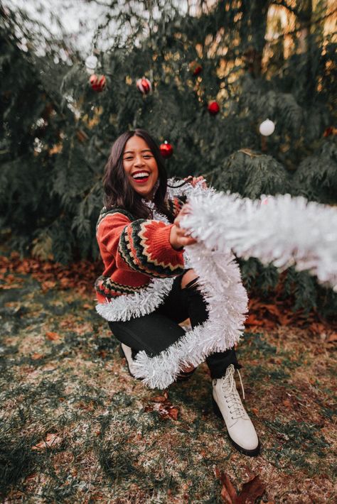 Christmas Photo Shoot Ideas For Women, Christmas Photoshoot Woman, Crismas Outfits Women, Christmas Pictures Outside, Winter Photo Ideas Instagram, Winter Photo Outfits, Photo Shoot Ideas For Women, Creative Christmas Photoshoot, Christmas Photo Poses