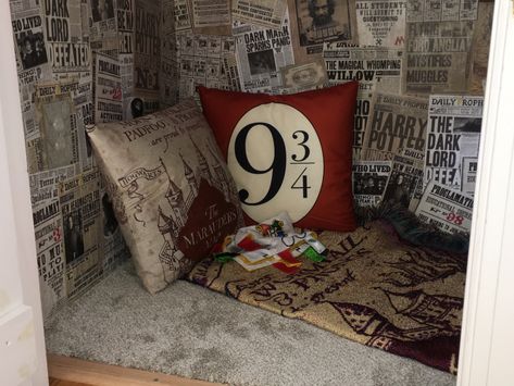 Harry Potter Reading Nook, Harry Potter Closet, Cupboard Under The Stairs, Stairs Room Ideas, Harry Potter Bedroom Decor, Room Under Stairs, Stairs Room, Harry Potter Room Decor, Harry Potter Bedroom