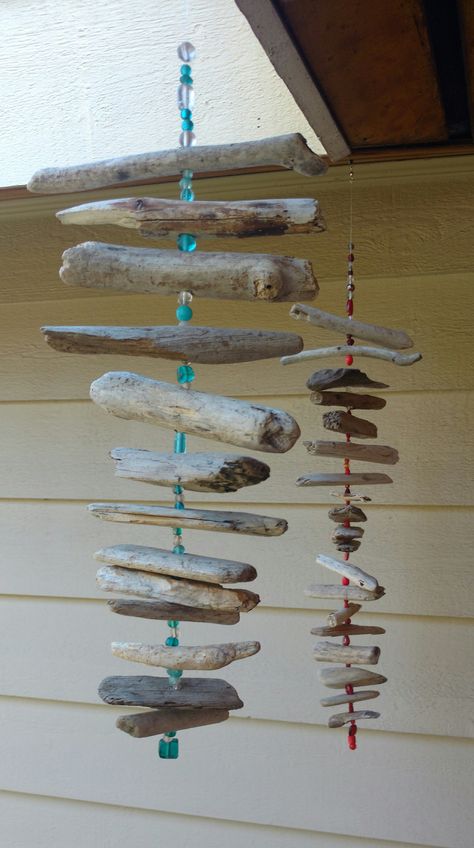 Driftwood mobiles with glass beads, fishing line and a spinner. #craftyladiesnight Rock Mobile, Driftwood Wind Chime, Glass Windchimes, Carillons Diy, Wind Chimes Sound, Wooden Wind Chimes, Koti Diy, Driftwood Mobile, Hantverk Diy