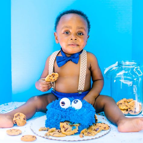 Cookie Monster Cake Smash, Cookie Monster 1st Birthday Photoshoot, Cookie Monster Photo Shoot, Monster Smash Cake, Monster Smash Cakes, Monster Outfit, Monster Photo, Half Cake, Photoshoot Theme