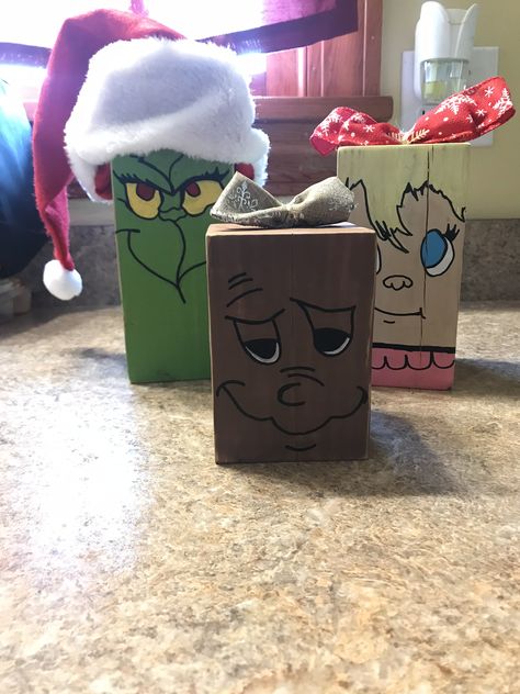 Grinch Wood Blocks Diy Dollar Tree Christmas Crafts, Dollar Tree Christmas Crafts, Diy Dollar Tree Christmas, Brick Crafts, Grinch Crafts, Grinch Decorations, Grinch Christmas Party, Whoville Christmas, Wood Craft Patterns