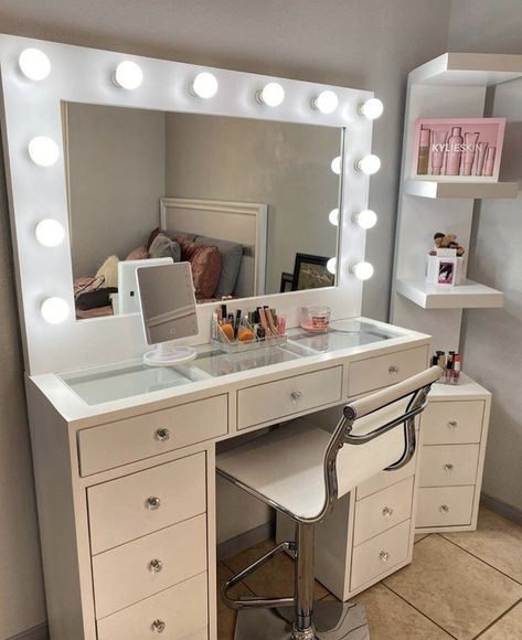 Ruang Make Up Mewah, Makeup Room Aesthetic, Big Vanity, Dream Vanity, Beauty Room Vanity, Luxury Room Bedroom, Beauty Room Decor, Future Apartment Decor, Bedroom Closet Design