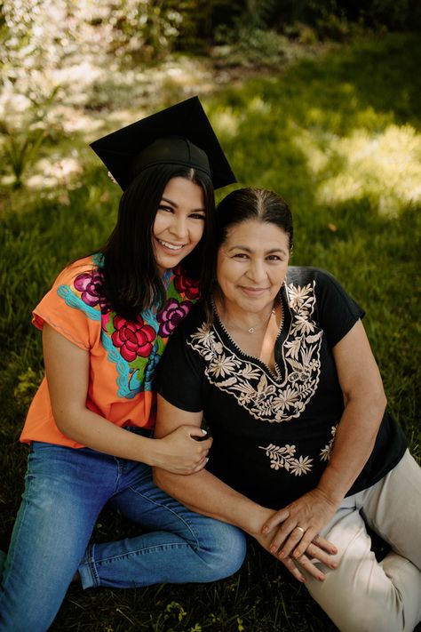 Graduation Pictures With Parents, Latina Graduation, Grad Session, Senior Photography Poses, Grad Photoshoot, Mexico Flag, Graduation Photoshoot, Graduation Photo, Grad Pics