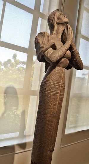 Located at Gallery XIV on the South Wing of the National Fine Arts Museum (formerly National Art Gallery), this carved wood is one of Jose P. Alcantara’s prize-winning artworks. Entitled “Ina ng Lahi” (Mother of Filipinos), this sculpture made from Narra wood  received a special prize in 1951 from the Art Association of the Philippines. Philippine Sculpture Art, Filipino Sculpture, National Art Gallery, Fine Arts Museum, Bohol Philippines, Jose Rizal, Famous Sculptures, Philippine Art, National Heroes