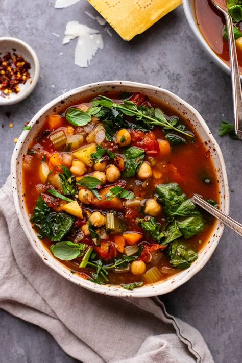 Hearty Tuscan Kale & Chickpea Soup – A Simple Palate Kale Chickpea, Easy Soups To Make, Meatless Dinners, Tuscan Kale, Italian Herbs, Chickpea Soup, Chickpea Stew, Kale Soup, Fall Soups