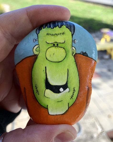 Frankenstein Rock Painting, Scary Face Paint, Halloween Painted Rocks, Kokopelli Art, Fall Windows, Garden Rock Art, Halloween Pumpkins Painted, Halloween Buckets, Halloween Rocks