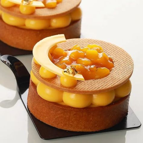 Passion Fruit Tart, Dolci Finger Food, Mango Tart, Antonio Bachour, Fancy Desserts Recipes, Patisserie Fine, Fine Dining Desserts, Fruit Tart Recipe, Tart Dessert