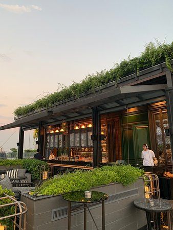 Rooftop Restaurant Design Terraces, Rooftop Bangkok, Rooftop Bar Design, Roof Top Cafe, Rooftop Bars Los Angeles, Courtyard Cafe, Rooftop Restaurant Design, Outdoor Restaurant Design, Rooftop Design