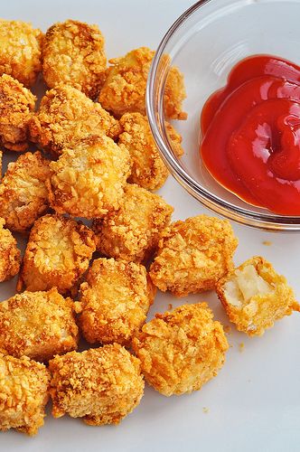 homemade tater tots... oh, hello! Not only do these look amazing but they're also baked! Baked Tater Tots, Mashed Potato Bites, Homemade Tater Tots, Cauliflower Tots, Football Party Foods, Healthy Low Calorie Meals, Cheesy Cauliflower, Potato Bites, Tater Tots