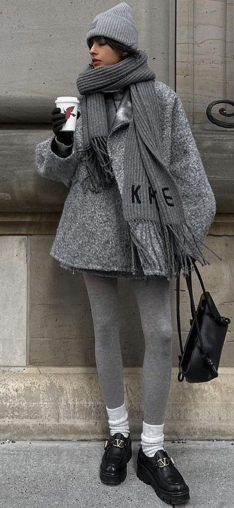 Streetstyle Winter 2023, Winter Street Style 2023 Women, Streetstyle 2023 Women, Winter Style 2023, Layering Street Style, Stockings Outfit Classy, Street Style 2023, Japan Outfits, Outfit Inso