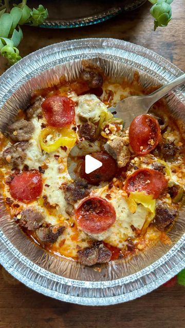 Kristy Hawk on Instagram: "Sharing oldie but goodie with my new friends on here! 🙌🏼♥️  Crustless Pizza! 🍕 If you’ve been following me for awhile, you know this is nothing new. This recipe is also in my 14 Day Keto Meal Plan.  www.Kristysketolifestyle.com/shop  RECIPE -Makes 1 pizza bowl  INGREDIENTS: 2 Tbsp low carb pizza sauce  1/2-1 cup shredded mozzarella  favorite pizza toppings  STEPS: 1. Preheat air fryer to 390 F. If baking, preheat oven to 400 F.  2. Grease a 7” baking dish.  3. Spread 1 Tbsp of pizza sauce in the bottom of the pan.  4. Add half of the cheese and then start layering on your favorite pizza toppings.  5. Air fry for 5 min or bake for 15 minutes.   NUTRITION: *1 pepperoni pizza bowl | 5g net carbs | 6g total carbs | 1g fiber | 305 calories | 17g protein | 25g fat | Pepperoni Pizza Bowl, Low Carb Pizza Sauce, Dirty Keto, Bowl Ingredients, Crustless Pizza, Pizza Bowl, Food Video, Keto Pizza, Low Carb Pizza