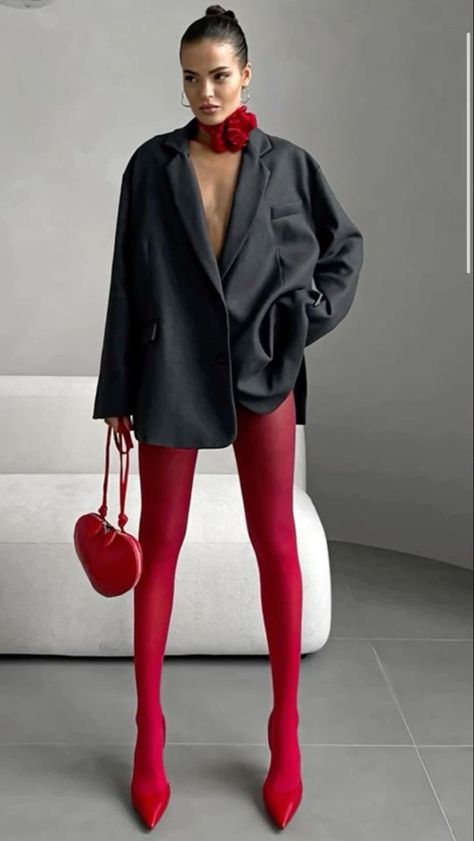 Bar Lounge Outfit Ideas, Lounge Outfit Ideas, Spring Date, Red Tights, Street Style Parisian, Lounge Outfit, Quirky Fashion, Looks Street Style, Bar Lounge