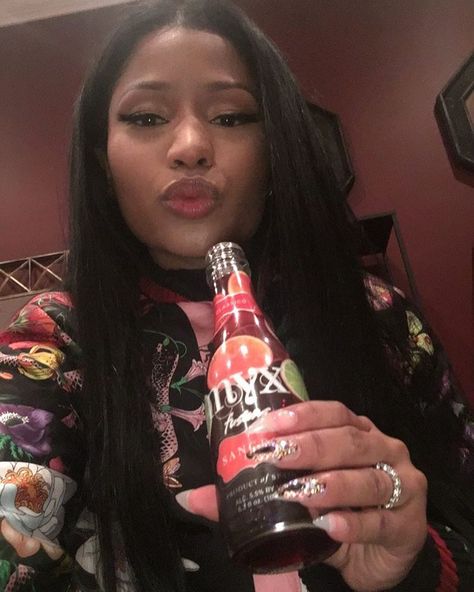 Nicki Minaj Nicki Minaj Nails, New Nicki Minaj, Rihanna Love, Celebrity Memes, Nicki Minaj Photos, Nicki Minaj Pictures, Gold Peak Tea, Female Rappers, Pure Leaf Tea Bottle