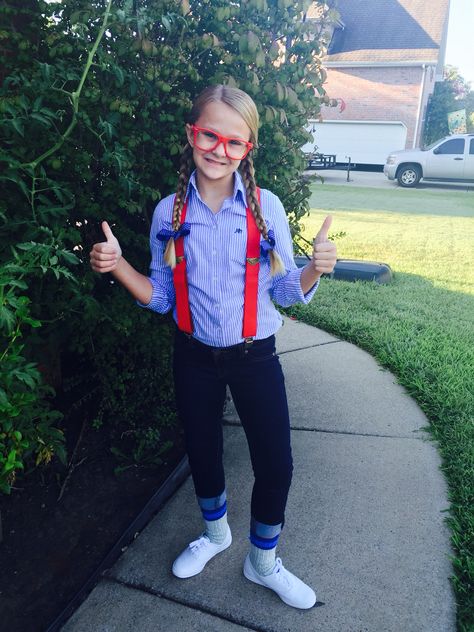 Nerd day at school Kid Nerd Costume, Nerd Costume Diy, Girl Nerd Costume, Cute Nerd Outfits, Nerd Halloween Costumes, Nerd Costumes, Kids Dress Clothes, Nerd Costume, Halloween Hairstyles