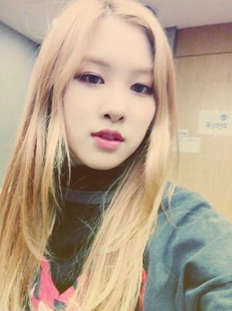 Rosé Blackpink Selca, Blackpink Playing With Fire, Blackpink Rosé Instagram, Rosé Instagram Update, Blackpink Debut, Rosé Instagram, Park Rosé, Rose Park, 1 Rose