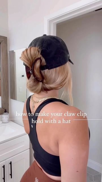 Flawless Kulture on Instagram: "claw clip trick that will hold with a hat 🖤 follow 👉 @flawlesskulture credit • @hairbybreanna_ . . . . #hairstyle #hairtutorial #hairhacks #clawclip #hathairstyle #style #fashion" Hair Diy, Simple Hair, Braid Tutorial, Love Your Hair, Hair Videos Tutorials, Easy Hair, Fancy Hairstyles, Hair Tutorials, Claw Clip