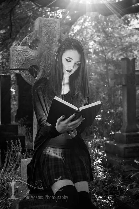 Gothic Photoshoot Ideas, Graveyard Photoshoot, Gothic Photoshoot, Gothic Graveyard, Cemeteries Photography, Witch Photos, Gothic Photography, Halloween Photography, Halloween Photoshoot