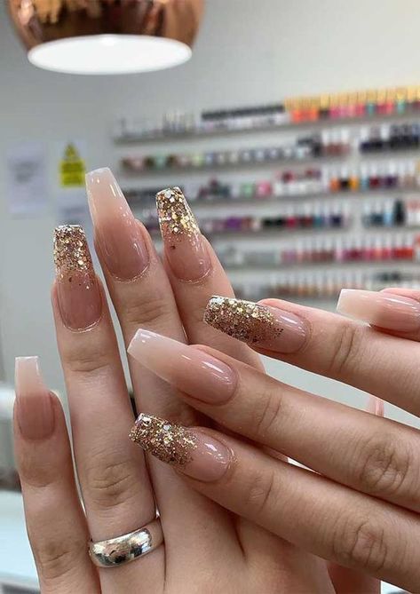 These gold nails are too beautiful! If you're looking for gold nail designs or gold nails acrylic or even gold and white nails, look no further than these beautiful gold nails manicures Gold Acrylic Nails, Ombre Nails Glitter, Glamour Nails, Fall Acrylic Nails, Almond Nails Designs, Coffin Nails Designs, Pretty Acrylic Nails, Long Acrylic Nails, Gold Nails