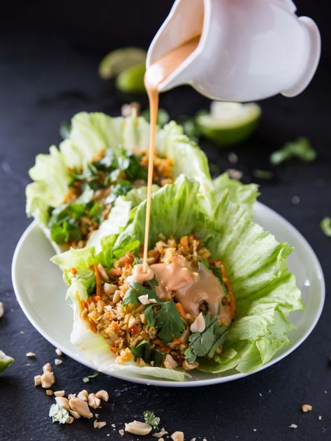 17 Genius Ways to Use Cauliflower Rice Lettuce Cups, God Mat, Think Food, Peanut Sauce, Lettuce Wraps, Cauliflower Recipes, Cauliflower Rice, Sriracha, Vegetarian Dishes