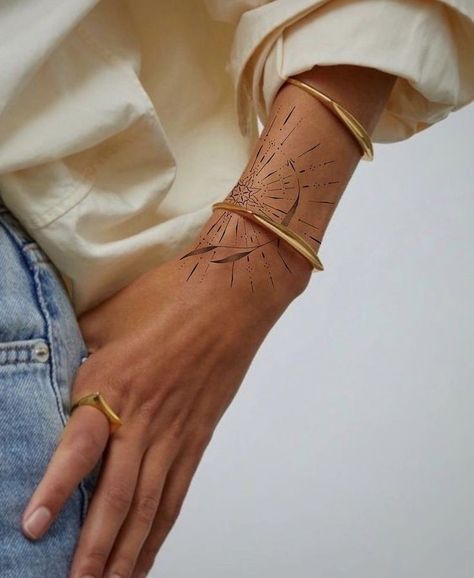 Bohemian Tattoo, Tato Minimal, Cool Wrist Tattoos, Hand And Finger Tattoos, Handpoke Tattoo, Hand Tattoos For Women, Wrist Tattoos For Women, Small Hand Tattoos, Modern Tattoos