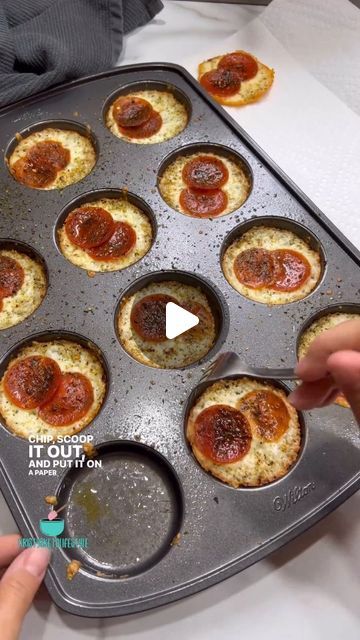 Pizza Muffins Recipe, Pepperoni Chips, Muffin Top Pan, Pizza Chips, Mozzarella Pizza, Pizza Muffins, After School Snack, Baking Muffins, School Snack