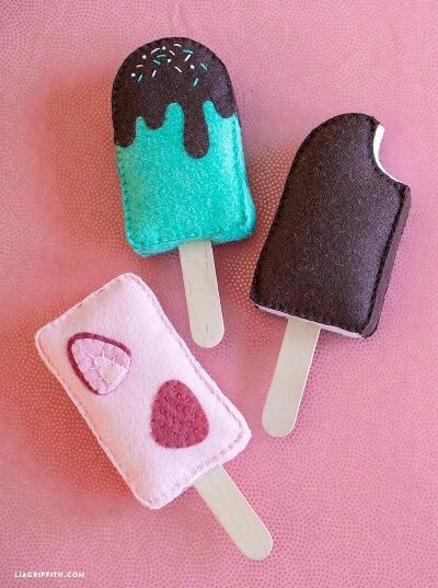 These Adorable DIY Felt Plushies are perfect for sewing beginners and even kids can make them! They also make great gifts for birthdays or any occasion! Diy Ice Cream Bar, Felt Plushies, Sewing Beginners, Felt Food Diy, Felt Food Patterns, Diy Ice Cream, Felt Play Food, Felt Crafts Diy, Food Patterns