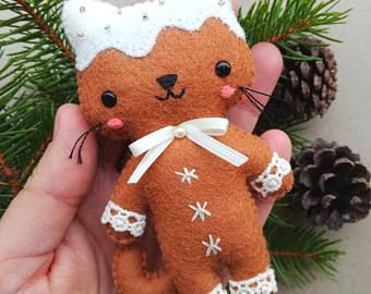 Diy Wall Hanging Decorations, Gingerbread Cat, Gingerbread Dog, Dog Template, Pumpkin Ornament, Diy Christmas Tree Ornaments, Diy Spring, Felt Cat, Crafts Christmas