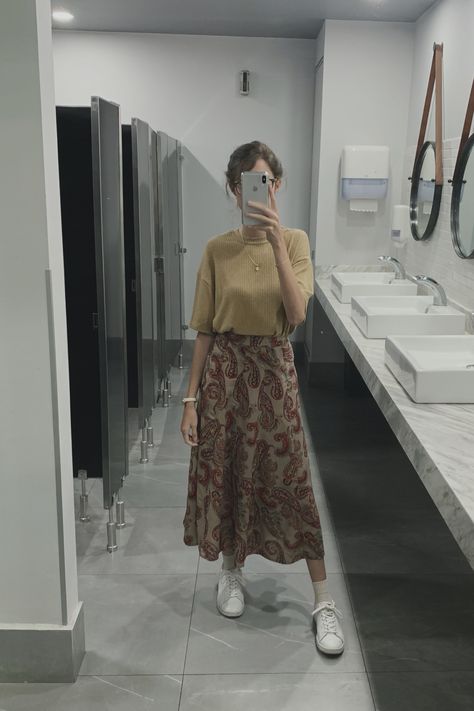 Flows Skirt Outfit, Long Skirt And Sneakers Outfit, Long Flower Skirt Outfit, Brown Long Skirt Outfit, Long Skirt With Sneakers, How To Style Long Skirts, Long Brown Skirt Outfit, Guatemala Outfits, Outfits For Short Girls