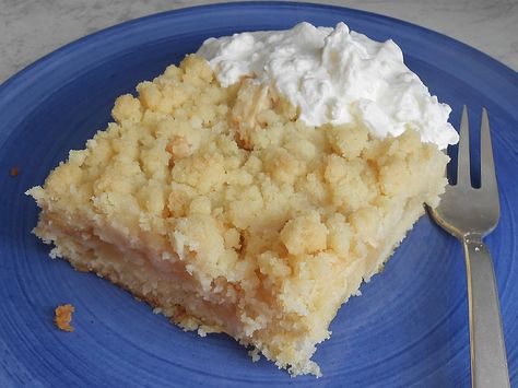 Schneller Apfelmus - Streuselkuchen, ein leckeres Rezept aus der Kategorie Kuchen. Bewertungen: 10. Durchschnitt: Ø 4,2. Apple Crumble Cake, Crumble Cake, Healthy Recipes Easy Snacks, Cake Vegan, Gateaux Cake, Healthy Cake, Healthy Snacks Easy, Breakfast Cake, Vegan Cake