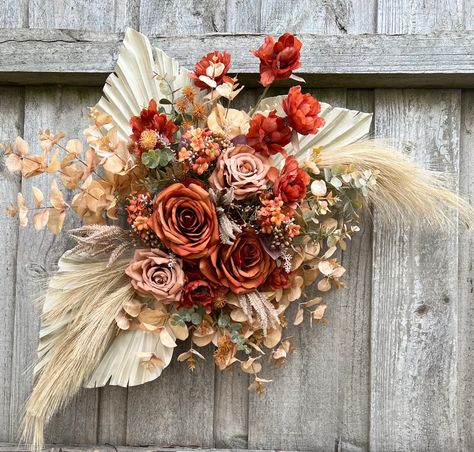 Brown Beige Wedding, Raya Deco, Arbour Wedding, Rancho Wedding, Dried Flowers Crafts, Flower Bouquet Delivery, Arch Arrangement, Orange Terracotta, Bridal Shower Tables