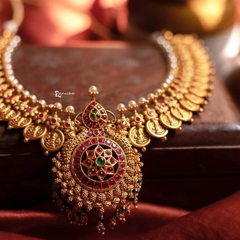 10 Classic Coin Necklace Designs That Are in Trend Now! Sutram Designs, Necklace Gold Indian, Kasu Necklace, Jewellery Styling, Jewellery Shoot, Temple Jewelry Necklace, Gold Temple Jewellery, Gold Jewelry Outfits, Antique Gold Jewelry Indian