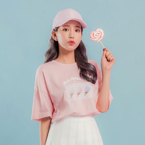 Pose With Ice Cream, Lollipop Pose Reference, Lollipop Pose, Lollipop Photoshoot, Women Reference, Candy Photoshoot, Kpop Ideas, Creative Fashion Photography, Face Swap