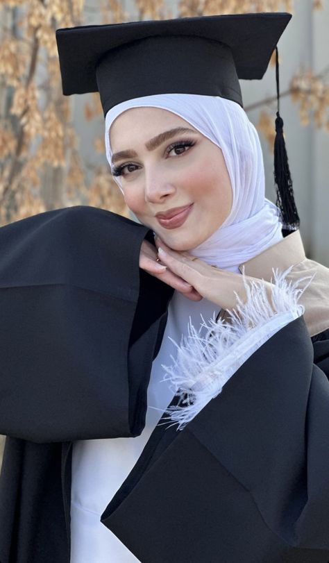 Graduation Pictures Hijab, Hijab Graduation, Graduation Look, Doctor Outfit, Graduation Photography Poses, Birthday Background Images, Graduation Poses, Pashmina Hijab Tutorial, Graduation Picture Poses