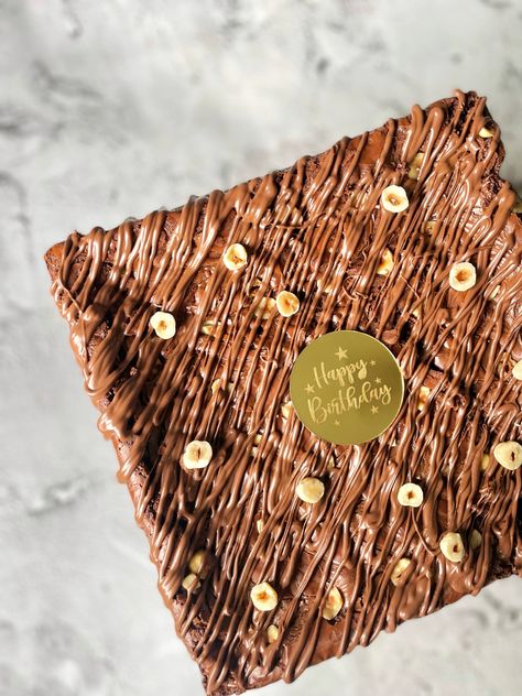 Bio For Cake Page On Instagram, Brownie Slab Decoration, How To Plate Brownies, Brownie Cake Decoration, Birthday Brownies Decoration, Brownie Cake Design, Brownie Decorating Ideas Design, Brownies Decoration Ideas, Brownie Decorating Ideas