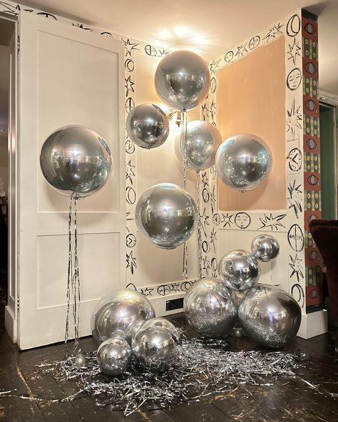 And in an instance your attention is captivated… There’s something that orbz just does for everyone. 🪩🪄 Everything chrome is what we want to see for the festive celebrations 💫 Get into the vibe 🕺 Let’s get booking! ________________ #londonballoons #balloondelivery #partyideas #partydecor #kidspartyideas #balloons #balloondecorations #balloongarland #balloonsetup #ceilingballoons #londonevents #corporateevents #corporateballoons #silverballoons #christmasparty #newyearsparty #newyearsballoon... Balloon Delivery, The Vibe, Am Pm, New Years Party, Balloon Garland, Balloon Decorations, Corporate Events, Christmas Party, For Everyone