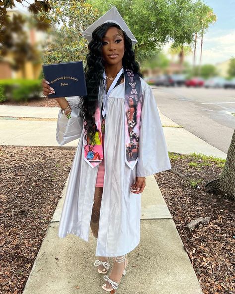 Graduation Outfit Cap And Gown, Black Cap And Gown Pictures, Cap And Gown Black Women, White Cap And Gown Graduation Pictures, White Cap And Gown Graduation Outfit, White Graduation Cap Ideas, White Graduation Gown And Cap, Cap And Gown Outfit, White Cap And Gown