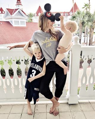 Mom Outfits Disney World, Mom Disney Outfit Spring, Mom Disney Outfit, Cute Disney Outfits For Women, Outfits For Disney, What To Wear To Disney, Mom Outfits Fall, Disney Trip Outfits, Disney Outfits Women