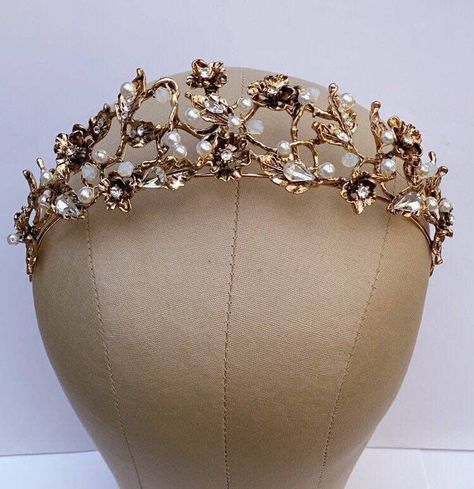 Bridgerton Crown, Royal Aesthetics, Crown With Pearls, Victorian Crown, Bridal Ornaments, Bridal Hair Chain, Victorian Accessories, Pearl Tiara, Gold Tiara