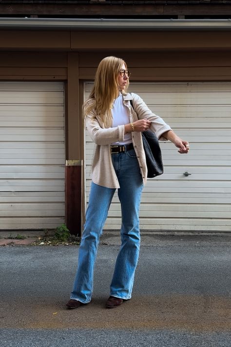 Flare Jeans And Sweatshirt Outfit, Flare Jean Outfits Winter, Flare Jeans With Flats, Light Wash Bootcut Jeans Outfit, Light Bootcut Jeans Outfit, What To Wear With Flared Jeans, Light Flare Jeans Outfit, Flare Jeans Fall Outfit, High Rise Flare Jeans Outfits