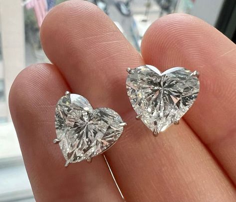 Dangle Diamond Earrings, Unique Diamond Earrings, Single Diamond Necklace, Big Diamond Engagement Rings, Stylish Engagement Rings, Heart Shaped Diamond Ring, Big Engagement Rings, Expensive Jewelry Luxury, Diamond Necklace Designs